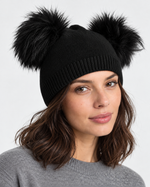 Căciulă din tricot neagră cu două urechi din blăniță, purtată pe model - All Above Boutique