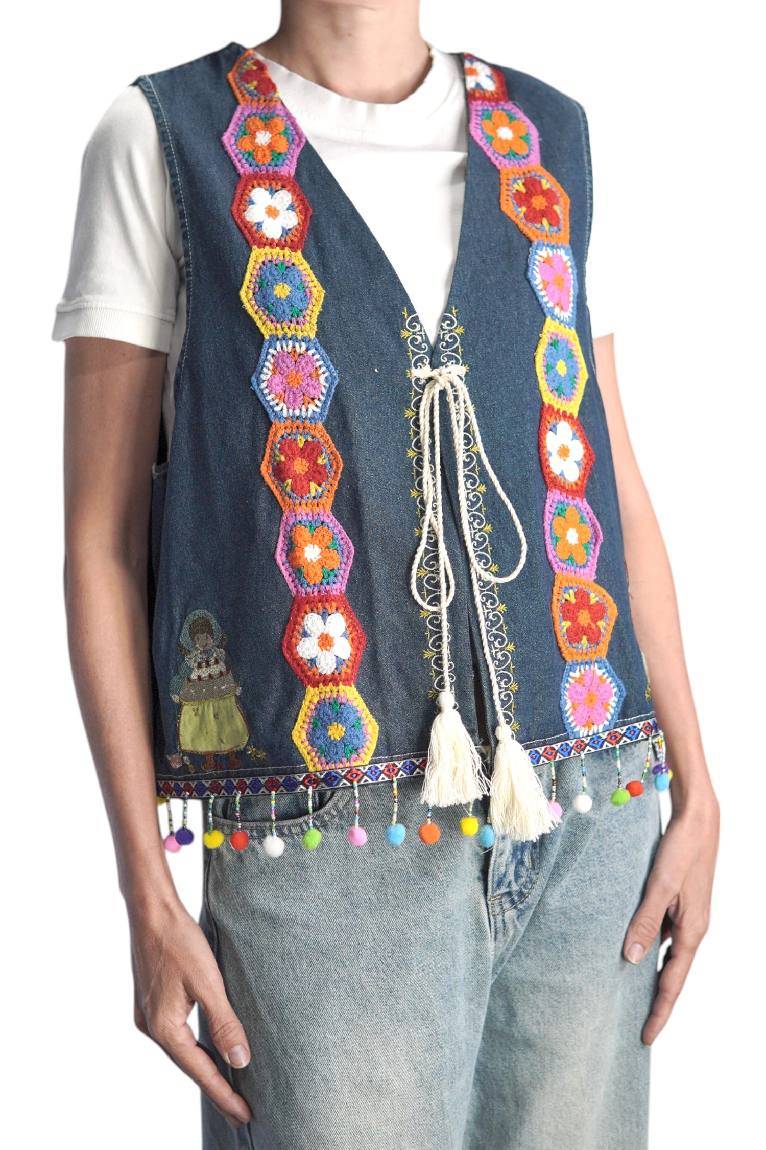 Vesta boho din denim cu broderii florale și ciucuri colorați pe tiv.
