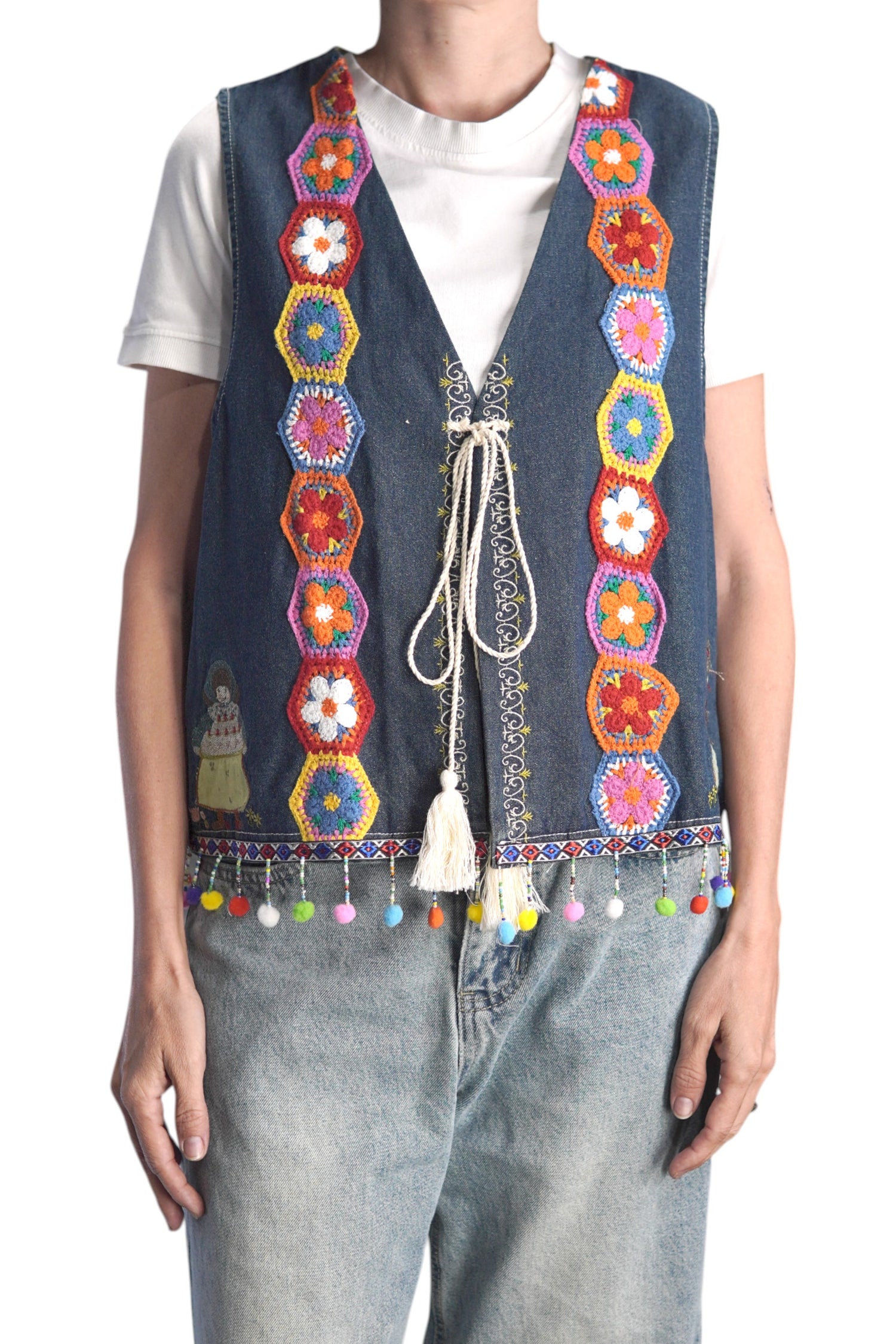 Vesta din denim cu broderie manuală colorată și șnur decorativ în față.