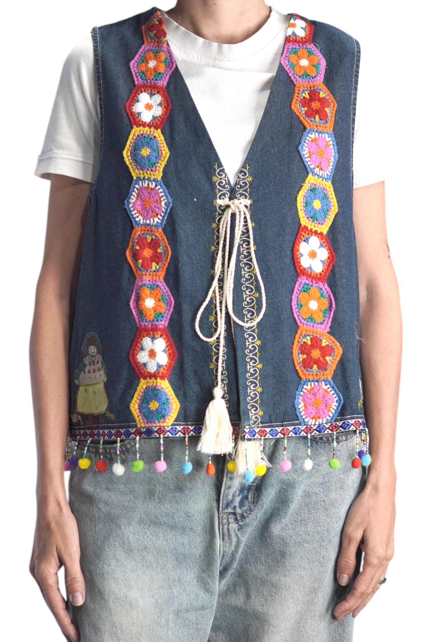 Detaliu față vesta jeans cu motive florale croșetate și șnur cu ciucuri.