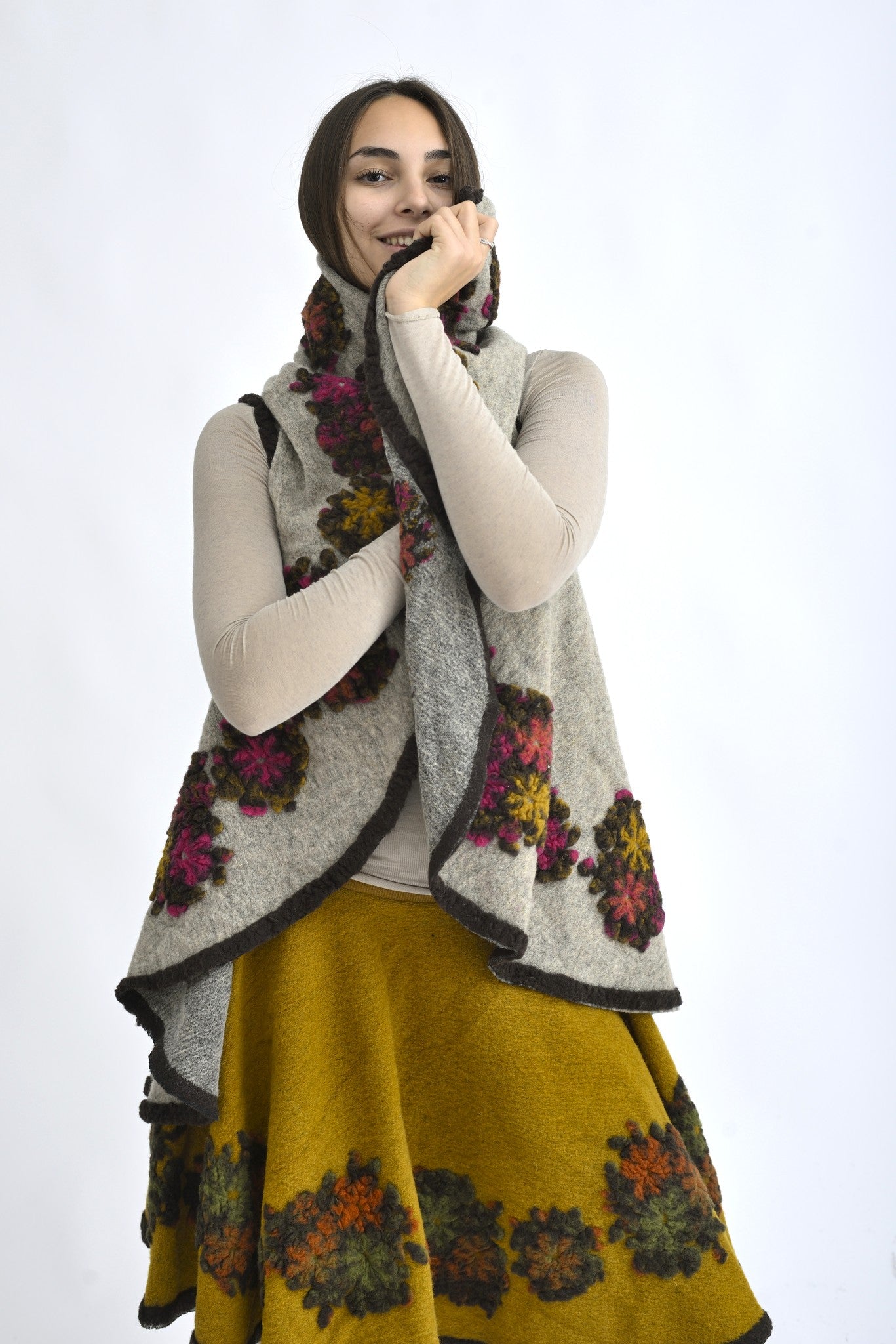 Vestă din lână cu margini rotunjite, drapată în față, motive florale brodate.