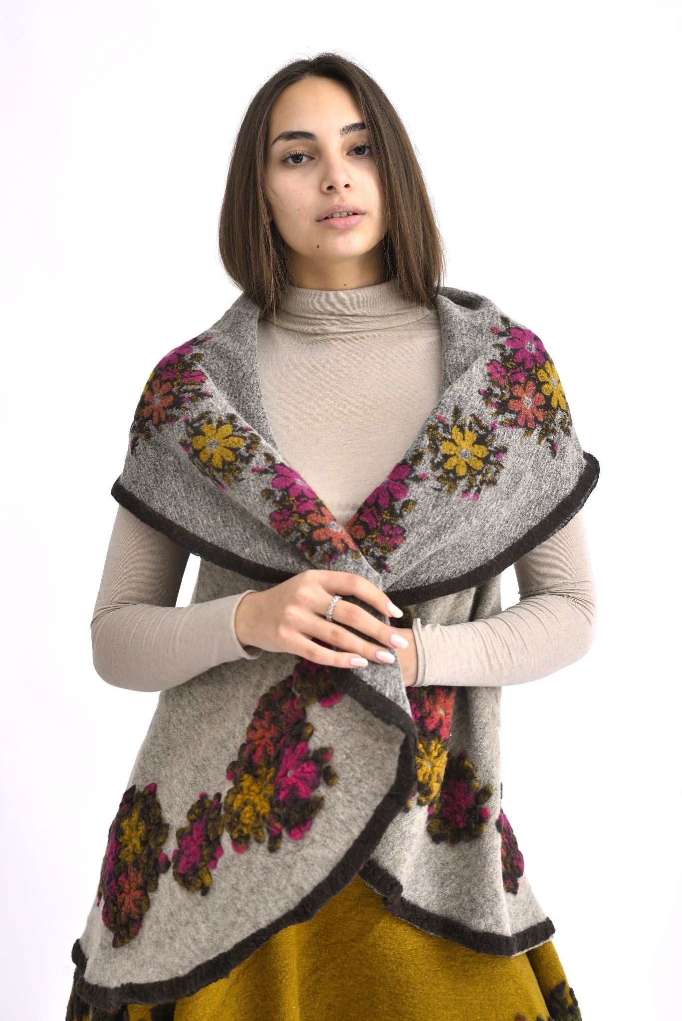 Vestă din lână gri cu flori colorate, purtată pe față, croială tip pelerină cu guler amplu.