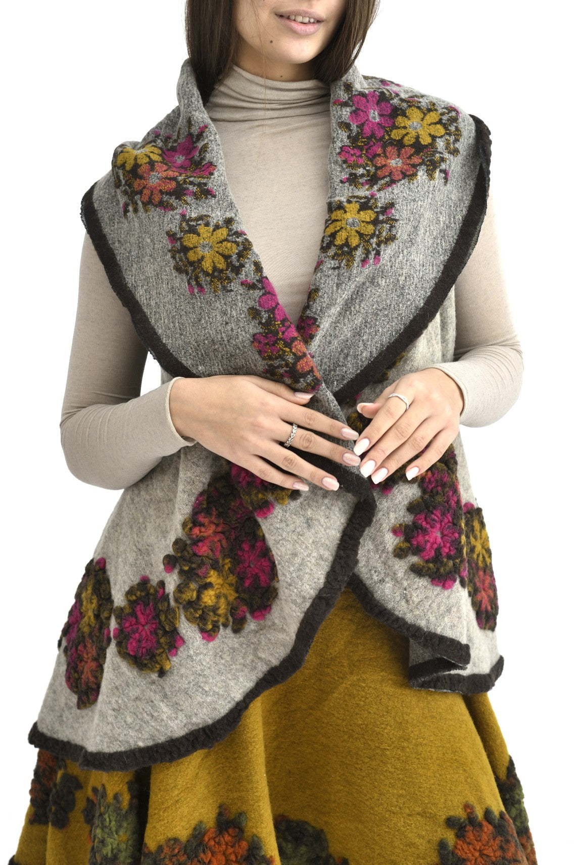 Vestă 100% lână cu aplicații florale, vedere frontală, stil boho, cădere lejeră pe umeri.