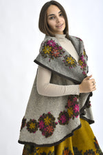 Profil lateral al vestei din lână cu flori, guler amplu tip clopot, croială lejeră.