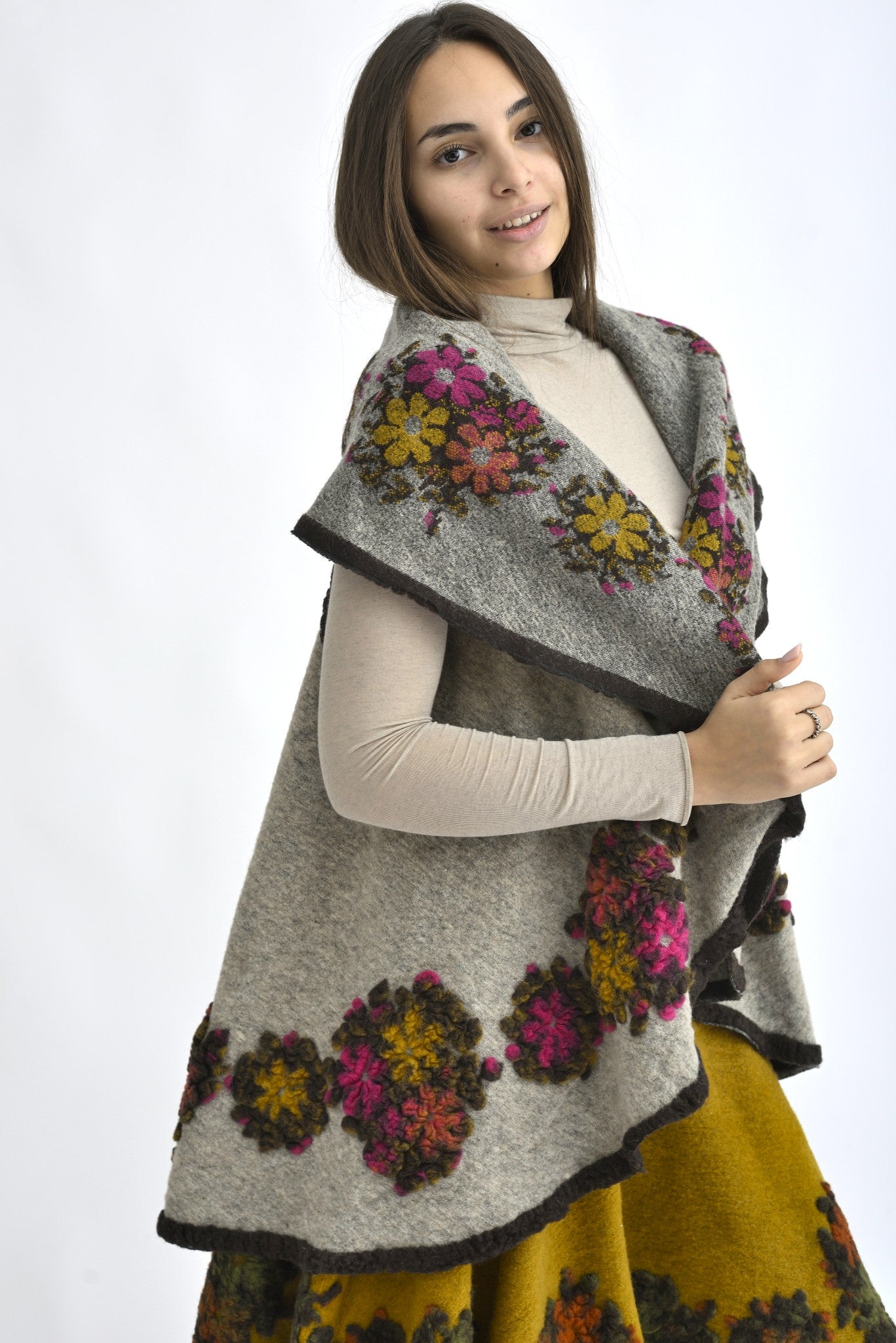 Profil lateral al vestei din lână cu flori, guler amplu tip clopot, croială lejeră.