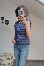 Vesta bleumarin lucioasă, cu buzunare laterale și capse frontale