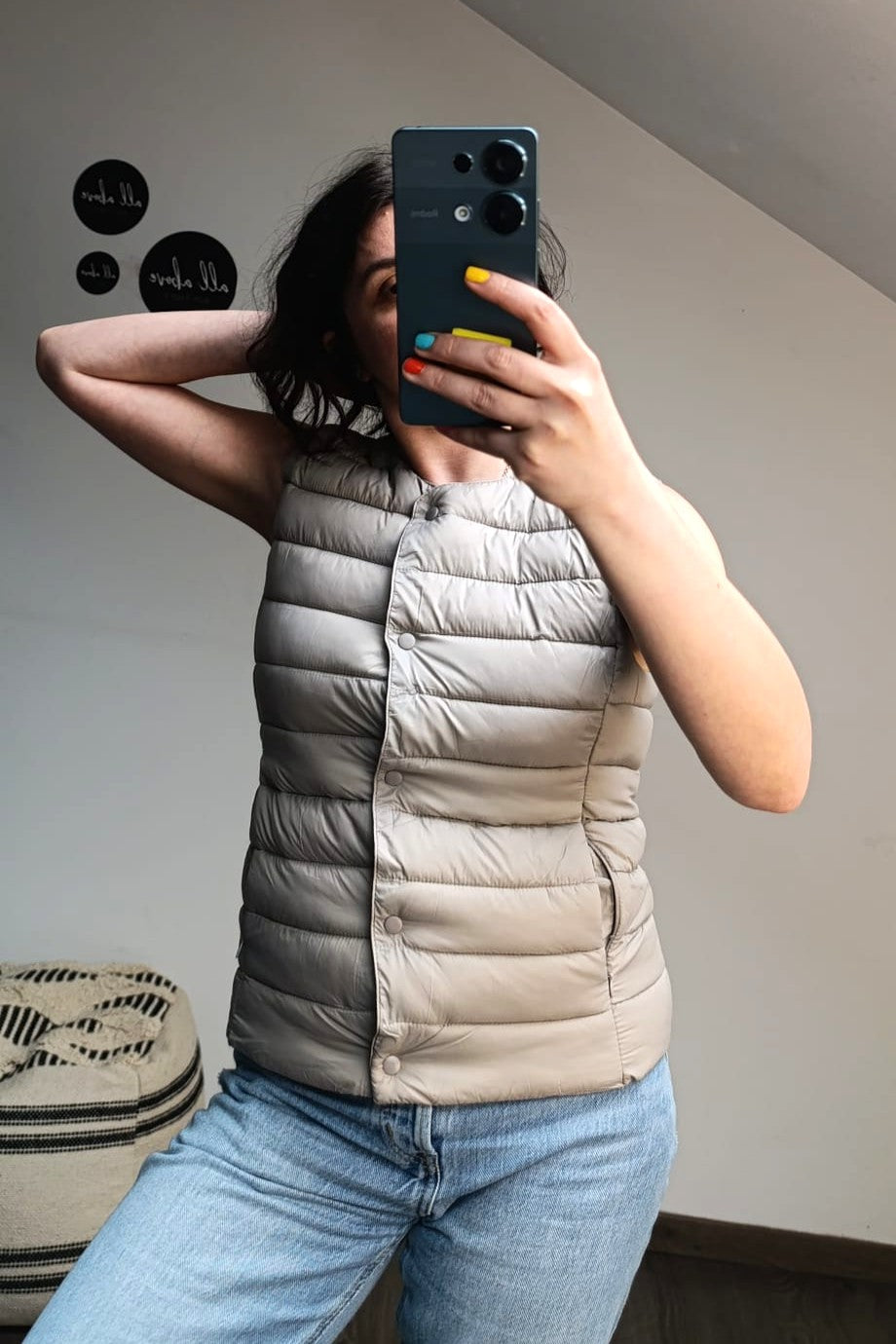 Vesta bleumarin fără mâneci, cu croială cambrată, vedere laterală pe model