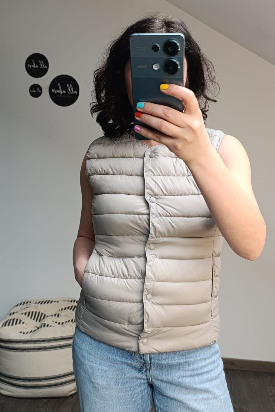  Vesta groasă grej fără mâneci, pozată din față pe model