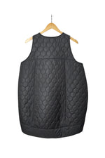 Vedere din spate a unei veste matlasate negre, cu design modern și cusături în relief.