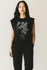 Vestă neagră cu broderie albă artistică în formă de chip feminin și flori, vedere frontală.