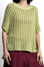 Vestă verde din tricot tip plasă, cu funde laterale și croială lejeră, vedere frontală.