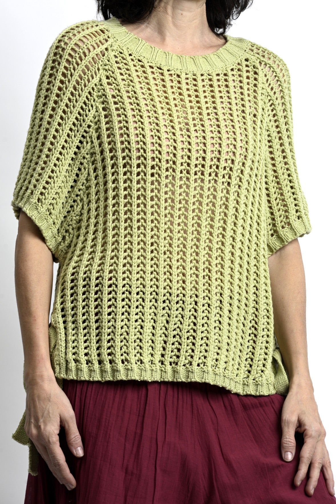 Vestă verde din tricot tip plasă, cu funde laterale și croială lejeră, vedere frontală.