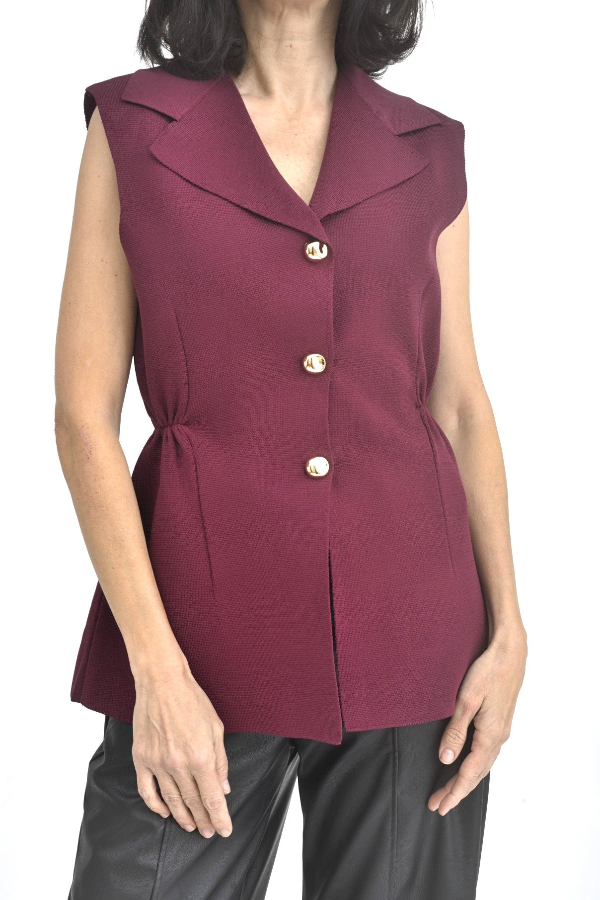 Vestă burgundy din tricot elastic, cambrată pe talie, cu nasturi masivi aurii, vedere din față.