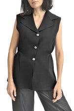 Vestă neagră din tricot elastic, cu nasturi aurii decorativi și croială cambrată.