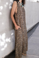 Rochie lungă animal print leopard cu decupaj la spate și fundă decorativă, ansamblu produs. All Above Boutique.