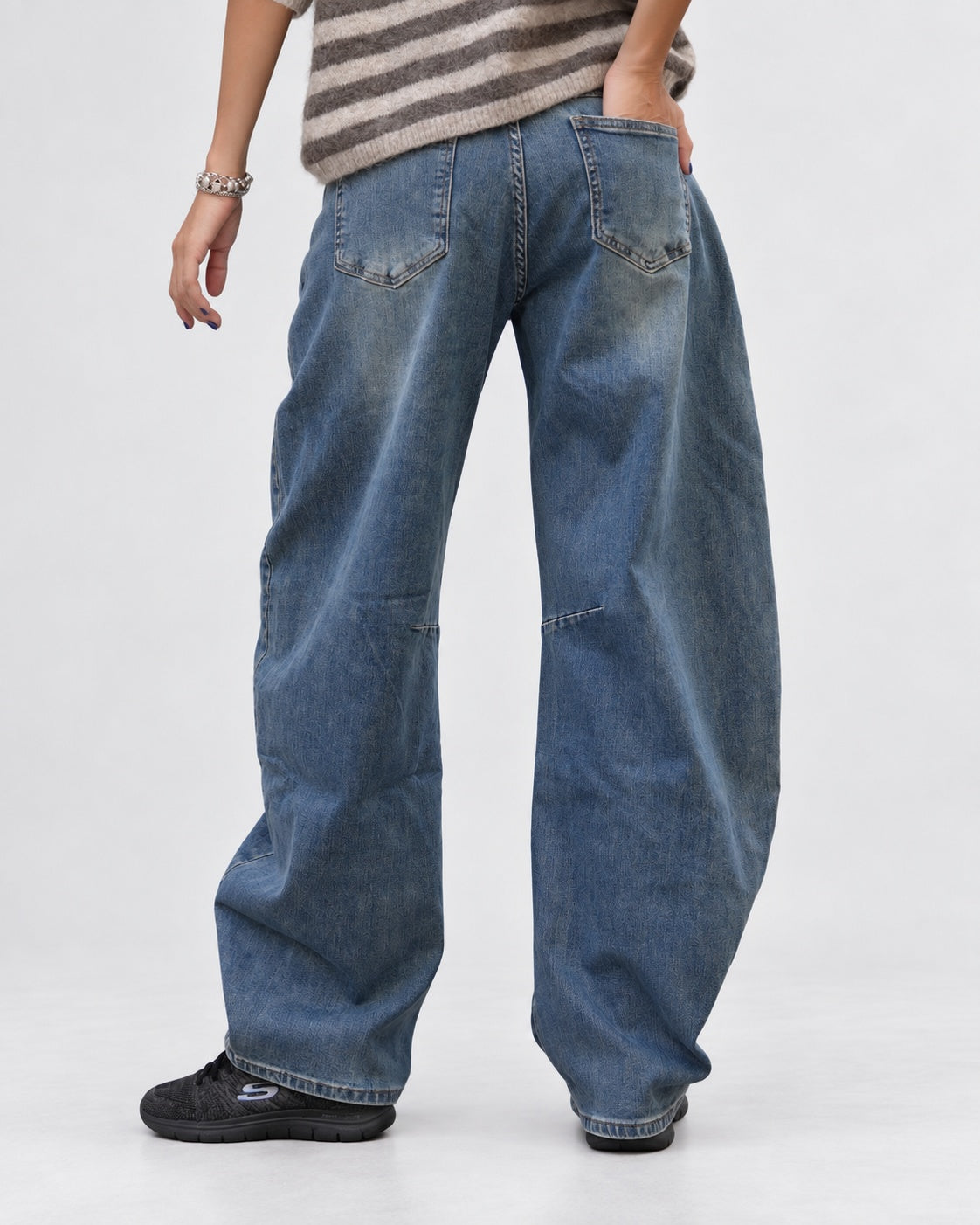 Jeans cu croi barrel, prespălați, vedere din spate