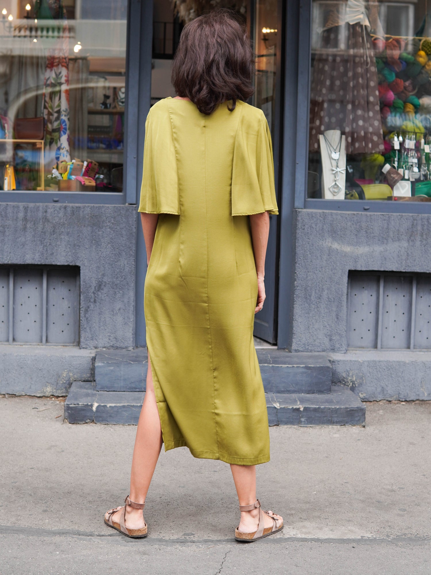 Rochie Midi din Viscoză cu Mâneci Evazate – Croială Fluidă și Elegantă