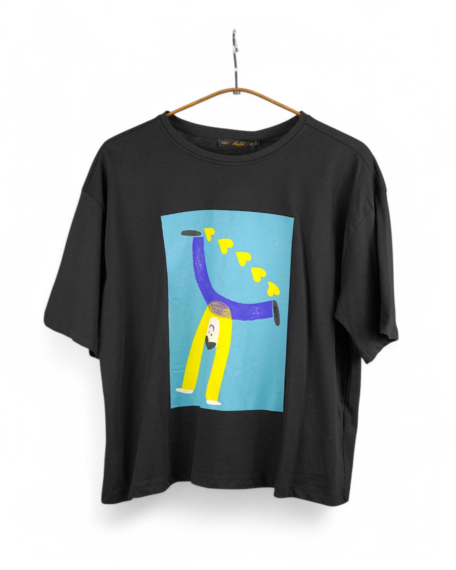 Tricou din Bumbac cu Print Băiat & Inimi – Casual și Artistic