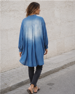 Cămașă rochie din denim, detaliu material și textură. All Above Boutique.
