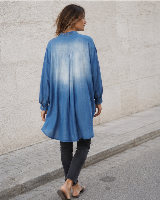 Cămașă rochie din denim, detaliu material și textură. All Above Boutique.