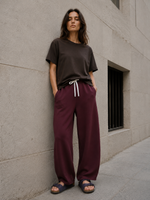 Pantaloni trening roșu închis material moale purtați cu tricou negru, vedere ansamblu, All Above Boutique