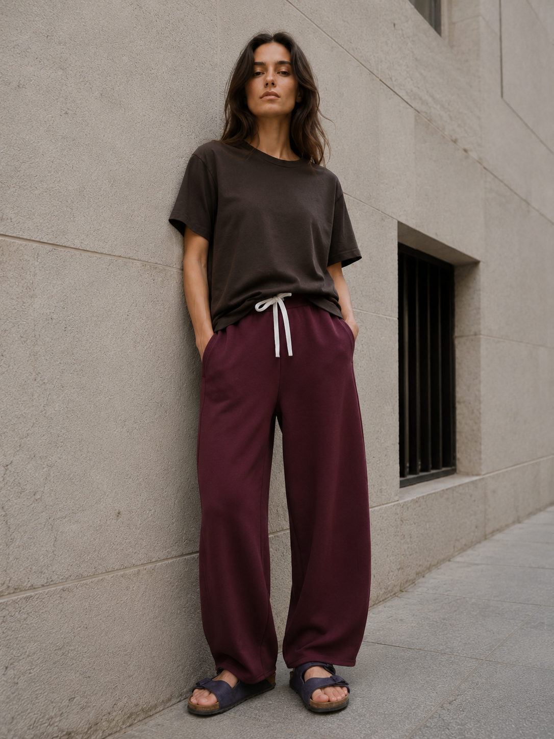 Pantaloni trening roșu închis material moale purtați cu tricou negru, vedere ansamblu, All Above Boutique