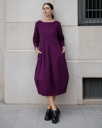 Rochie din jerse cu cusături modelatoare și croială structurată, vedere frontală. All Above Boutique.