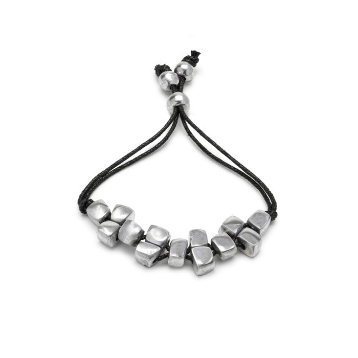 Brățară handmade din aluminiu reciclat cu elemente în formă de cuburi, dispusă pe șnur negru ajustabil – bijuterie eco-friendly minimalistă.