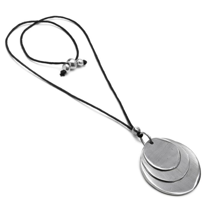 Colier handmade din aluminiu reciclat cu pandantiv din cercuri suprapuse, pe șnur textil ajustabil – bijuterie minimalistă și eco-friendly.