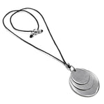 Colier handmade din aluminiu reciclat cu pandantiv din cercuri suprapuse, pe șnur textil ajustabil – bijuterie minimalistă și eco-friendly.