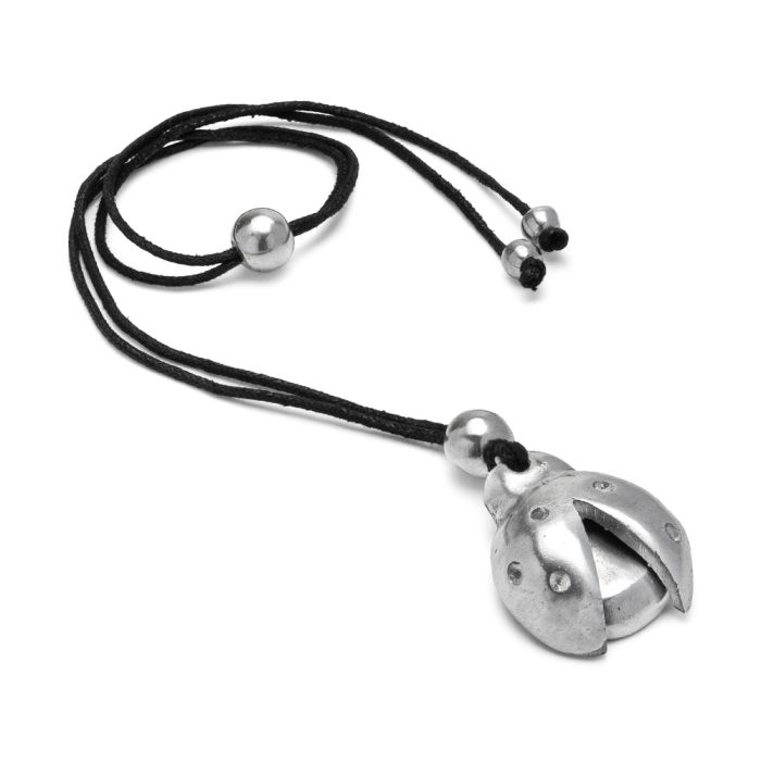Colier handmade cu pandantiv argintiu în formă de buburuză, realizat din aluminiu reciclat, pe șnur negru ajustabil – bijuterie originală și prietenoasă cu mediul.
