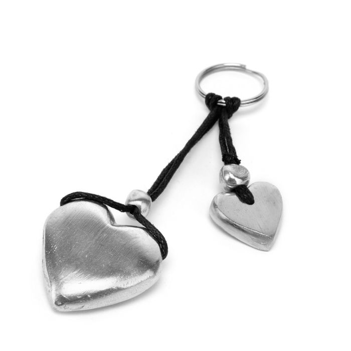 Breloc handmade din aluminiu reciclat, cu două pandantive în formă de inimă și șnur textil negru – design romantic și eco-friendly.