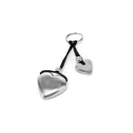 Breloc din aluminiu reciclat, cu inimioare argintii și detalii minimaliste pe șnur textil, ideal pentru un cadou special.