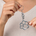 Breloc handmade din aluminiu reciclat, cu pandantiv argintiu în formă de amprentă de lăbuță și detalii minimaliste – accesoriu eco-friendly pentru iubitorii de animale.