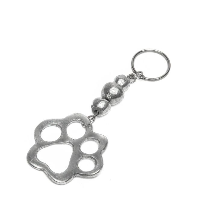 Breloc handmade cu pandantiv în formă de lăbuță, realizat din aluminiu reciclat, cu detalii moderne și șarm prietenos cu mediul.