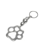 Breloc handmade cu pandantiv în formă de lăbuță, realizat din aluminiu reciclat, cu detalii moderne și șarm prietenos cu mediul.