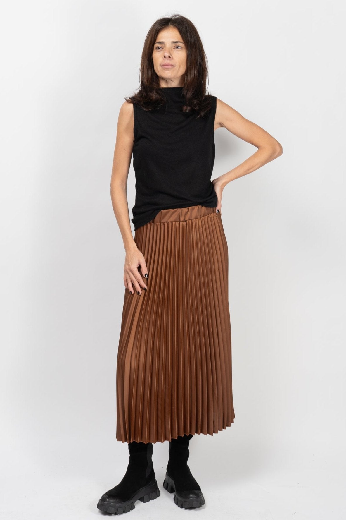 Fustă plisată midi maro, purtată de un model de 175 cm și 52 kg, design elegant și confortabil, potrivit pentru diverse ocazii.