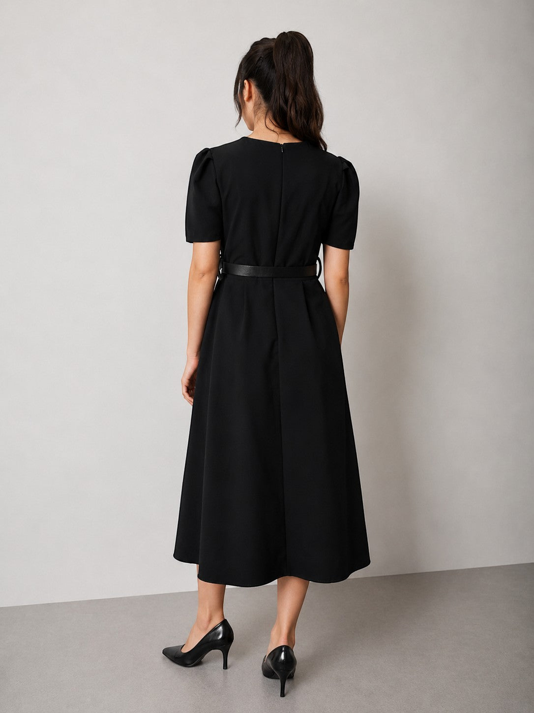 Rochie midi neagră cambrată, din bumbac cu elastan, cu mâneci bufante și curea în talie — All Above Boutique.