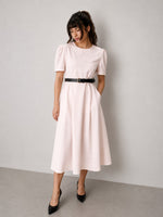 Rochie midi roz pal cambrată, cu mâneci bufante, curea în talie și fustă evazată — All Above Boutique.