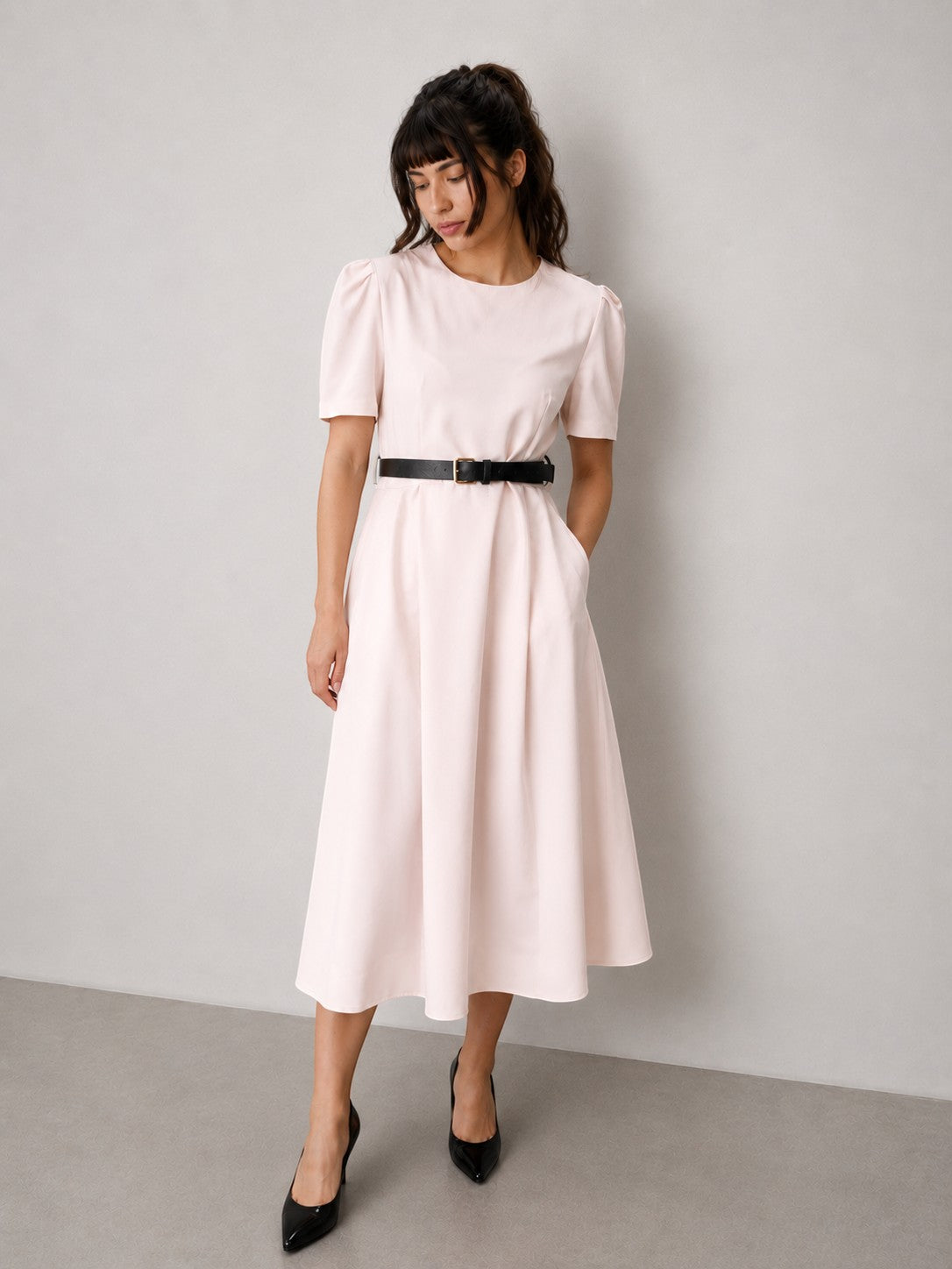 Rochie midi roz pal cambrată, cu mâneci bufante, curea în talie și fustă evazată — All Above Boutique.
