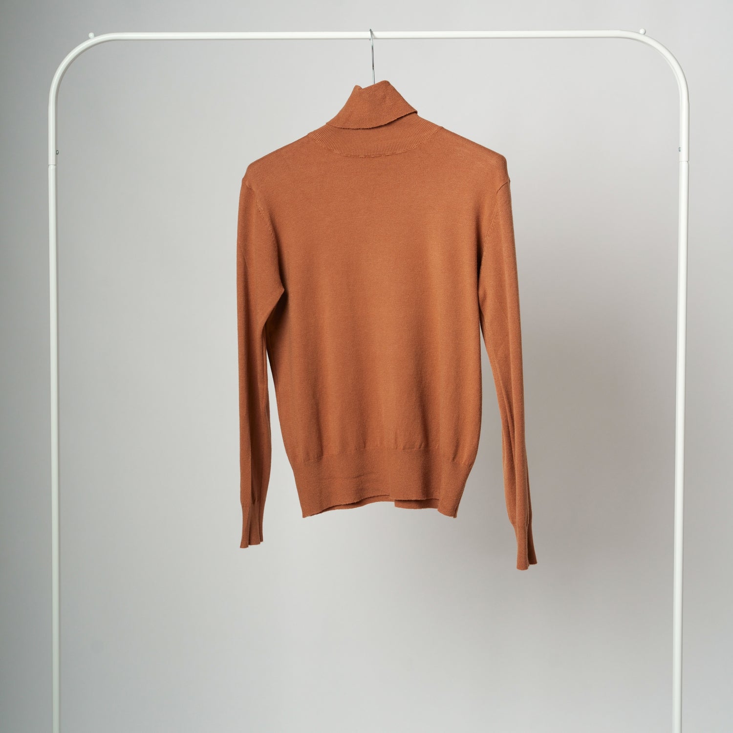 Maletă Camel Din Tricot Cu Guler Înalt