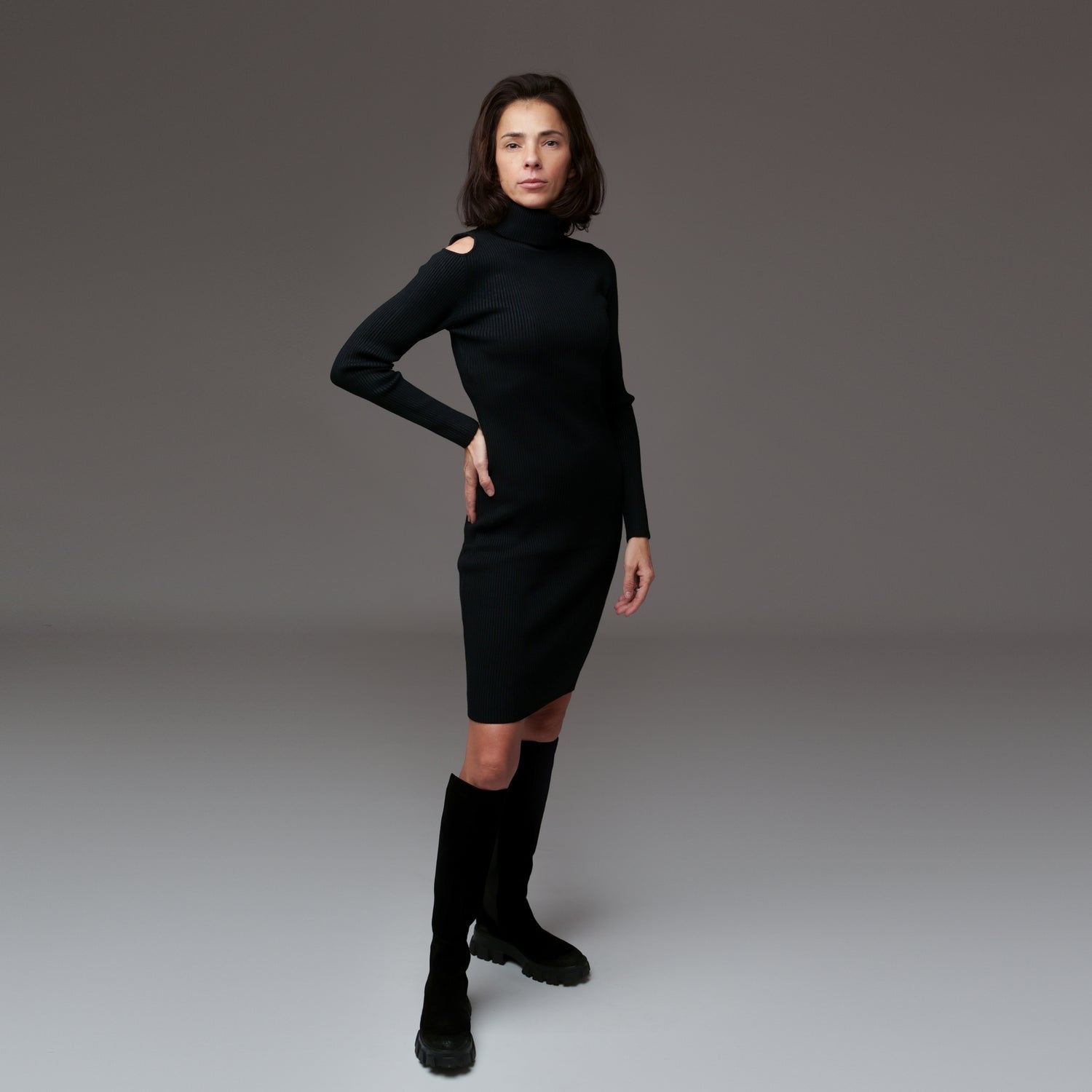 Rochie Mulată Din Tricot Cu Decupaj La Umăr