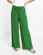 Pantaloni plisați din viscoză verzi, cu croială largă și talie elastică cu șnur — All Above Boutique.