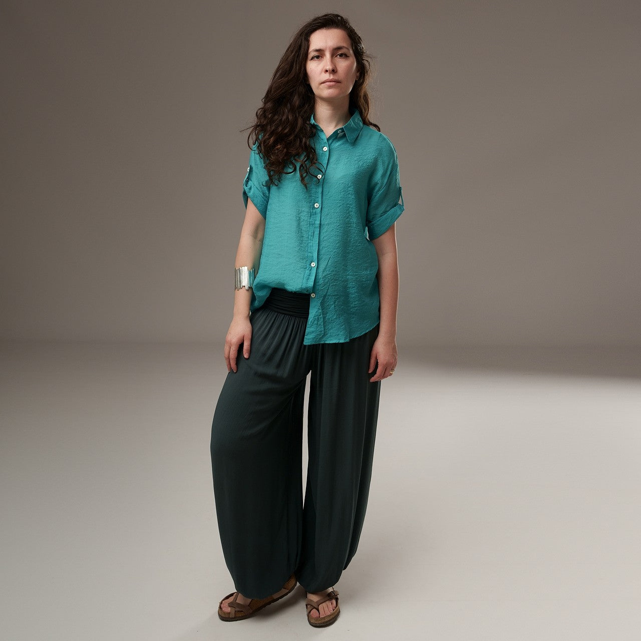 Șalvari bleumarin cu betelie elastică și bluza turcoaz, purtați lejer