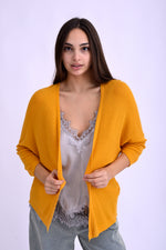 Cardigan mustar din tricot bob de orez, fără închidere, croială relaxată, vedere din față pe model.