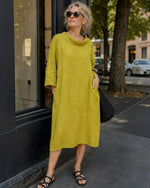 Detaliu guleras si cusaturi modelatoare rochie midi din in, finisaj rafinat, All Above Boutique