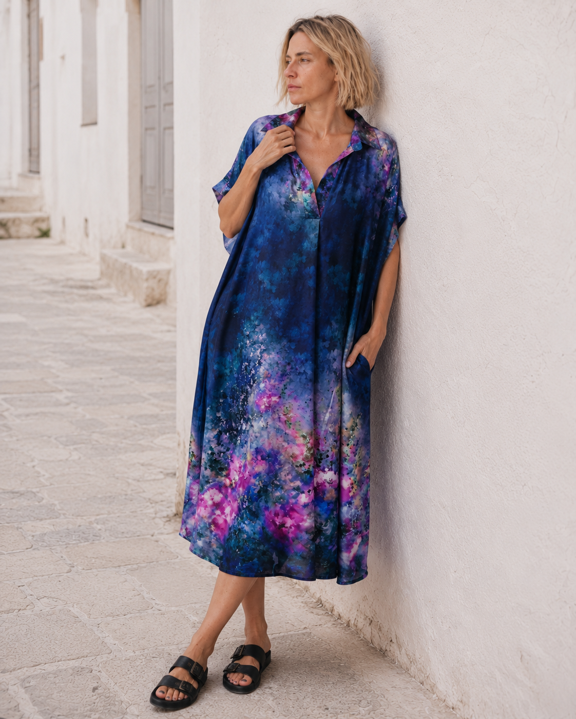 Rochie kaftan cu mătase, vedere ansamblu cu cădere fluidă. All Above Boutique.