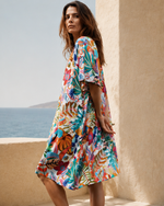 Rochie cu imprimeu tropical, cădere fluidă și culori vibrante — All Above Boutique.