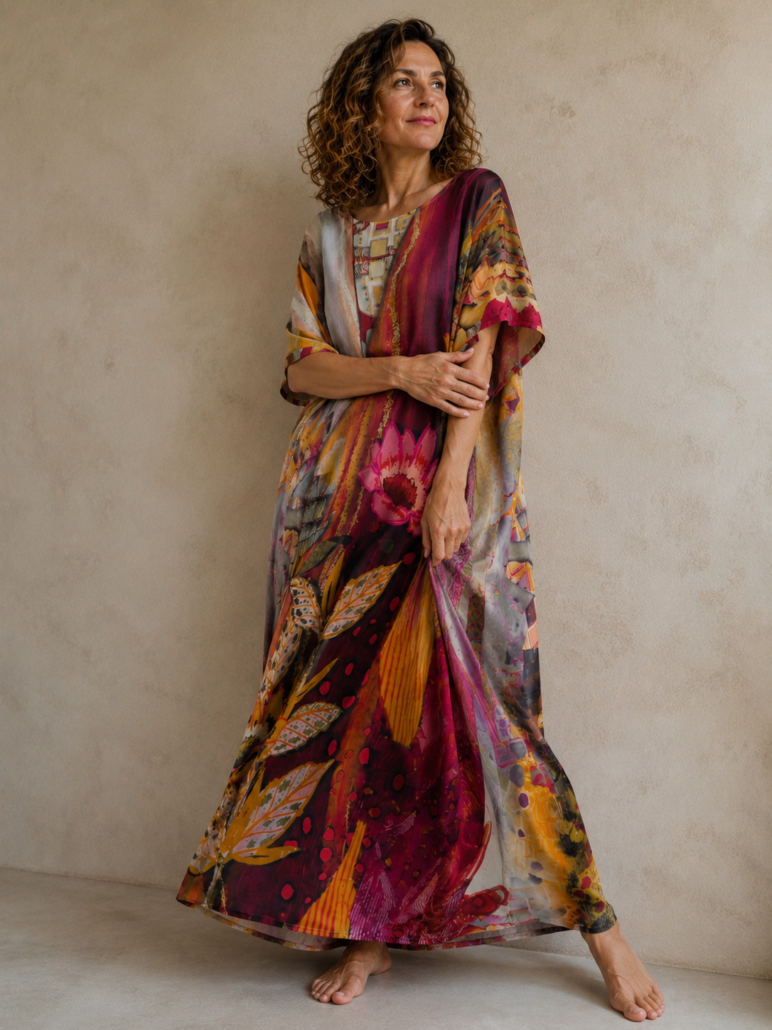 Detaliu imprimeu antichizat pictural pe rochia midi — All Above Boutique.