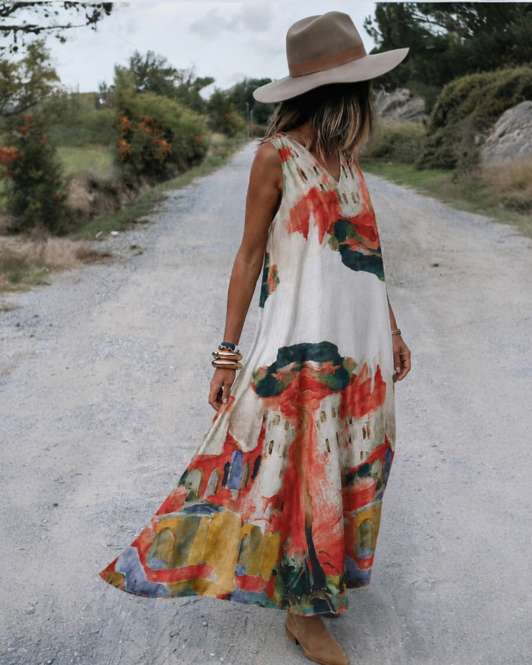 Rochie maxi din in cu imprimeu floral colorat, vedere spate, purtată cu pălărie pe drum de pământ, All Above Boutique